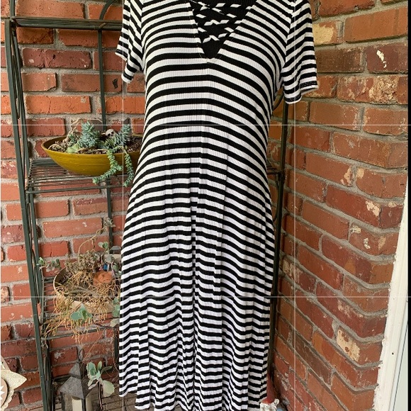 PinkBlush Maternity Dress- Black & White (Medium) - Picture 2 of 2